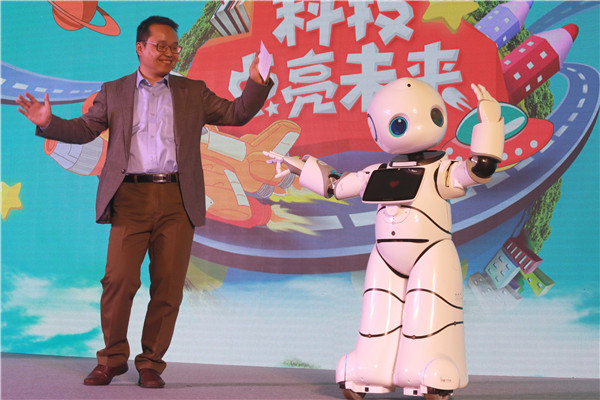 Dr.Zheng Yongchun shared about science to the audience during the launch and interact with the robot on stage.