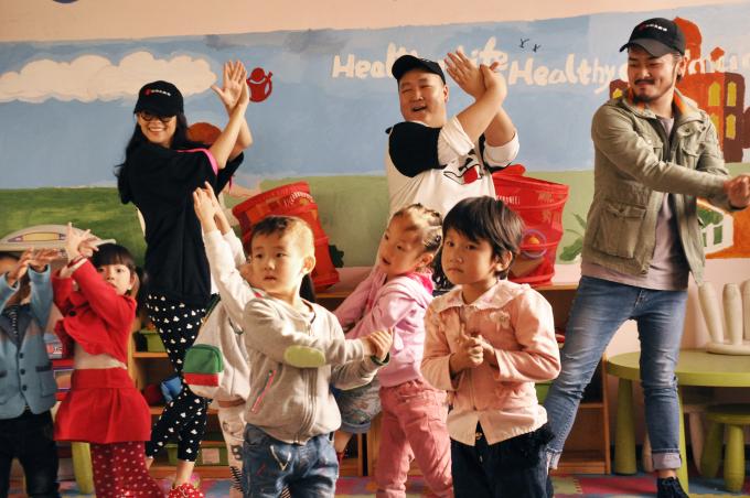 Internationally acclaimed actress Zhang Ziyi engages migrant children in song and dance during her visit to the Yamenkou Community Early Childhood Development Centre in Shijingshan District, Beijing.